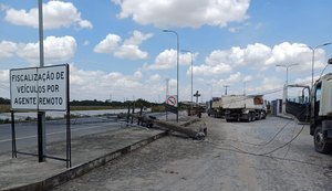 Km 77 da BR-101 é liberado para tráfego de veículos após interdição devido a queda de poste