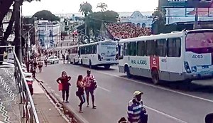 Vídeo: moradores de Maceió atingidos pelas chuvas cobram auxílio emergencial e realizam protesto no Centro