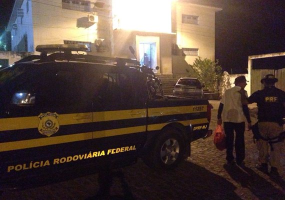 PRF prende condutor armado e dois por embriaguez ao volante no interior de AL