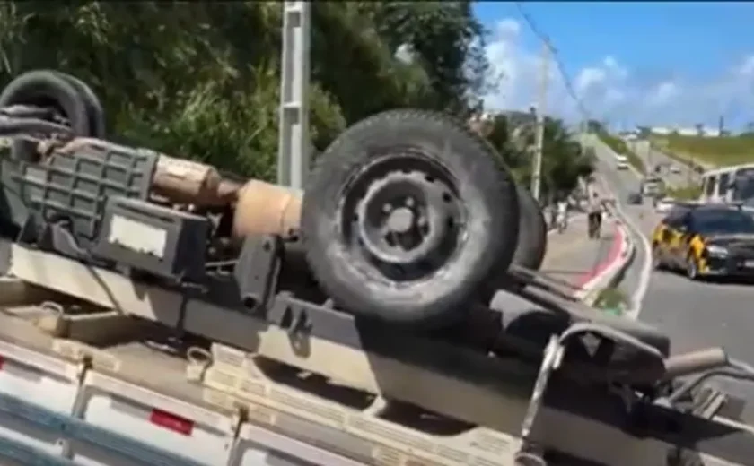 Motorista de caminhão fica ferido após veículo tombar na Avenida Josefa de Melo