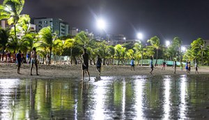 Iluminação na faixa de areia incentiva atividades noturnas nas praias da capital