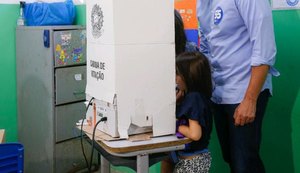 Candidato, pelo PSD, Rui Palmeira vota na companhia das filhas