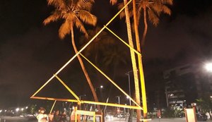 Jangada Independência recebe iluminação especial por conta do Setembro Amarelo
