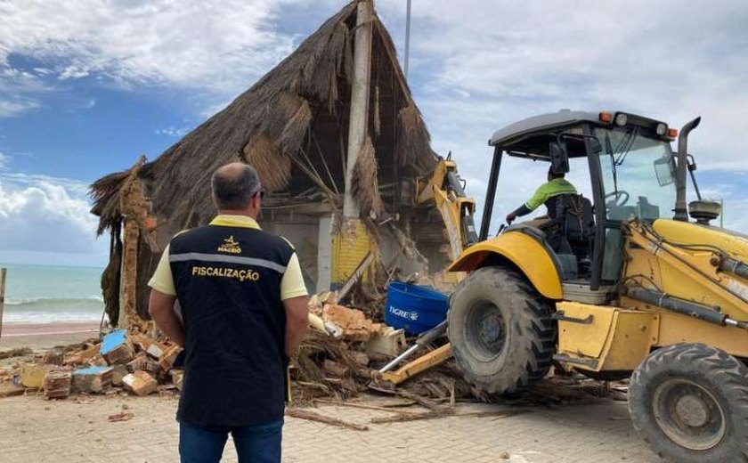 Convívio Social realiza demolição de barraca irregular na praia de Cruz das Almas