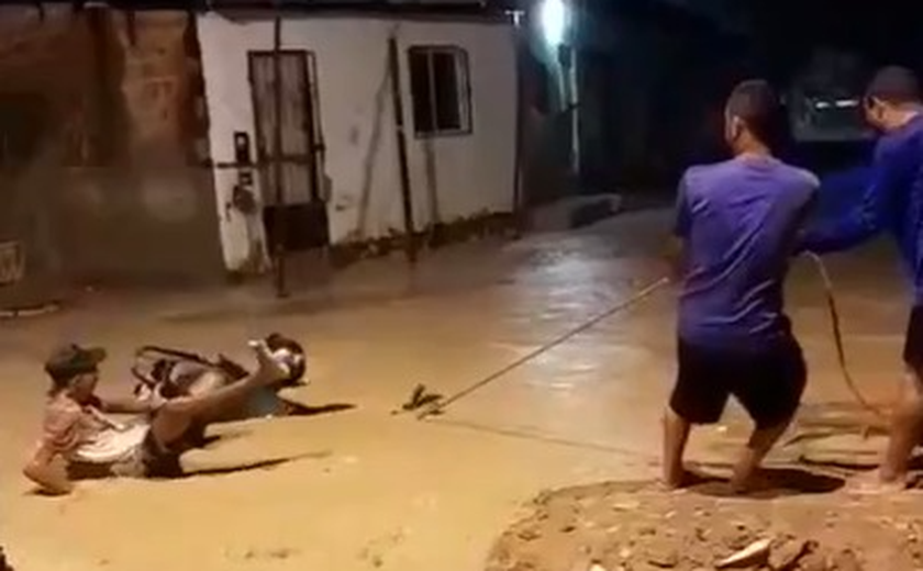 Motociclista cai em buraco durante enxurrada no Jacintinho