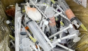 Cerca de 20 kg de medicamentos vencidos, agulhas e seringas usadas são recolhidos em via pública