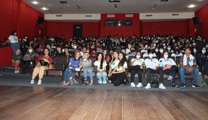Esmal e Centro Cultural Arte Pajuçara levam 160 estudantes de escolas públicas ao cinema