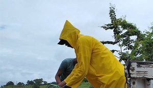 Moradores dos povoados Marizeiro e Catrapó recebem socorro da Prefeitura de Penedo
