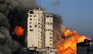 Conflito em Gaza se intensifica com artilharia e bombardeios aéreos