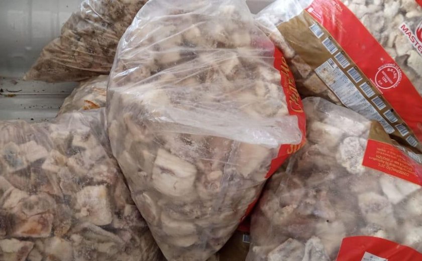 Fiscalização sanitária apreende 700kg de carne deteriorada em supermercado