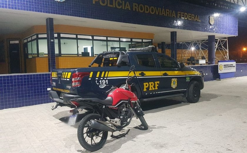 PRF recupera motocicleta roubada e prende homem por crime de receptação no Sertão
