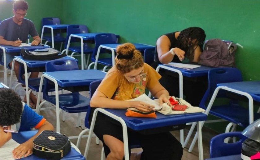 Curso de inglês ajuda massoterapeuta que atua na orla a se comunicar com o público