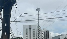 Caminhão colide em poste de energia e ele fica ''pendurado'' na Ponta Verde