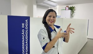 Ela ensina com as mãos: professora surda transforma inclusão em prática na sala de aula