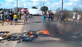 Moradores colocam fogo em pneus e bloqueiam rodovia em Arapiraca