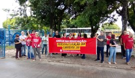 Professores e técnicos fazem protesto na entrada da Ufal