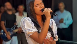 Cantora gospel morre aos 18 anos após acidente com ambulância