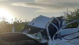 Quatro pessoas ficam presas às ferragens após capotamento de veículo na BR-423