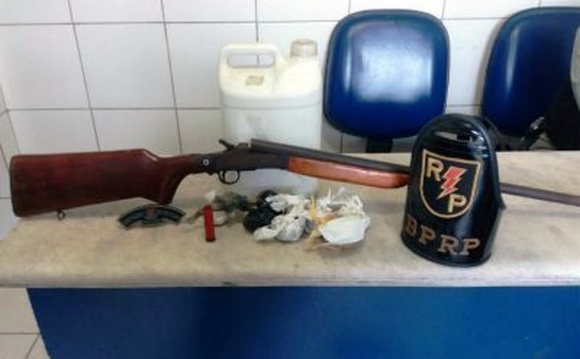 Guarnição da PM apreende arma de fogo e drogas no bairro do Benedito Bentes