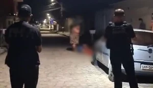 Dois homens são mortos e uma mulher ferida a tiros por falsos policiais