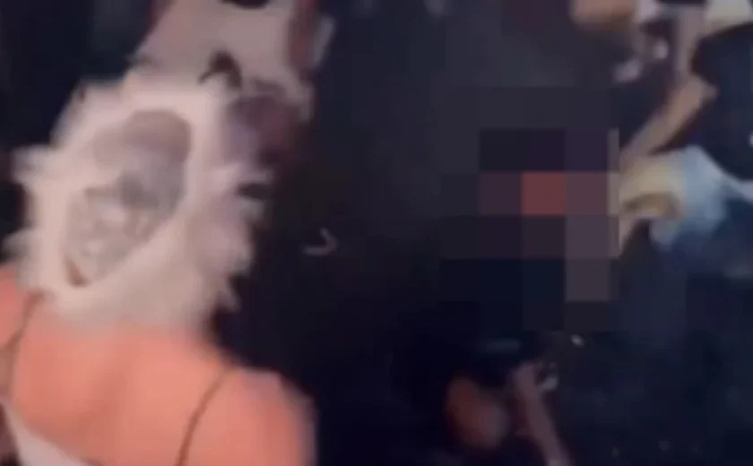 Casa de shows alaga em Maceió, mas frequentadores continuam dançando como se nada estivesse acontecendo