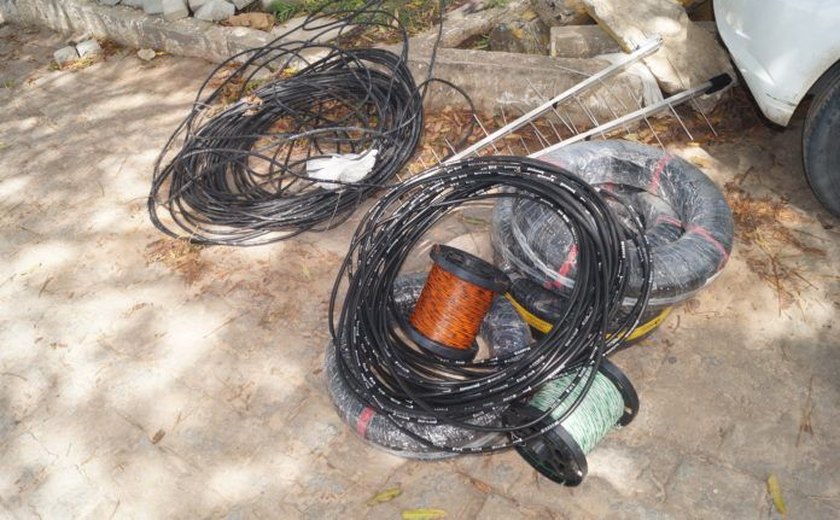 Polícia Civil detém duas pessoas suspeitas de furtos de cabos de internet