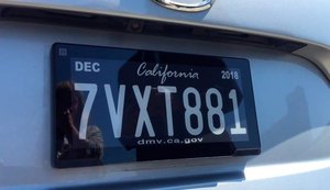 Califórnia testa placas de carro que podem indicar localização de veículos roubados