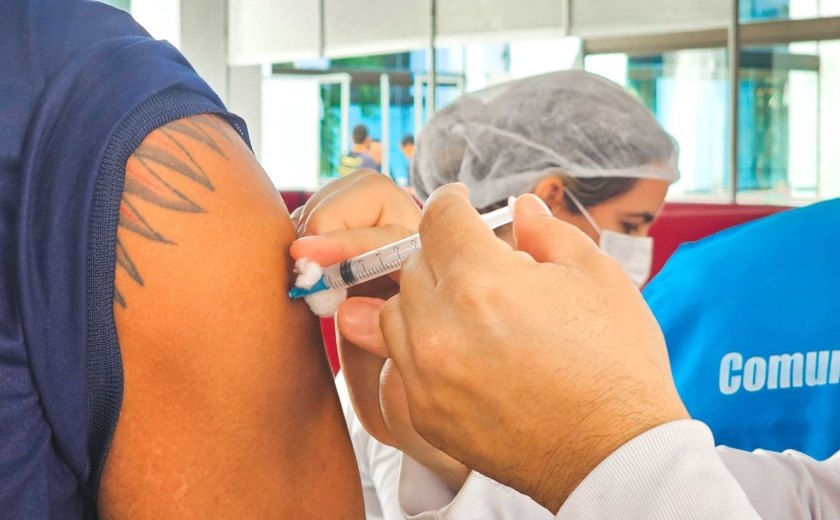 Ação itinerante em Maceió já aplicou quase 2 mil doses de Influenza em público prioritário