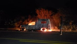 Ambulância que transportava pacientes pega fogo em trecho da BR-423 em Inhapi