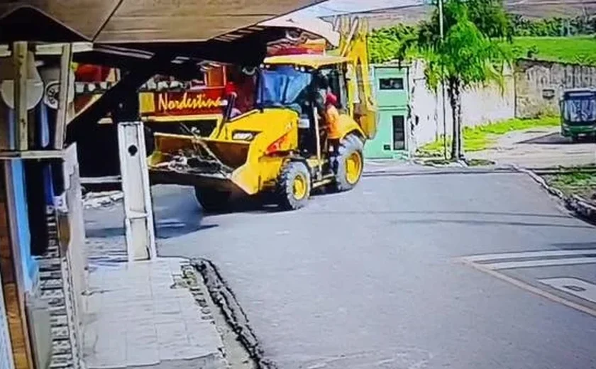 Retroescavadeira tomba após colisão com VLT em Rio Largo; operador fica ferido