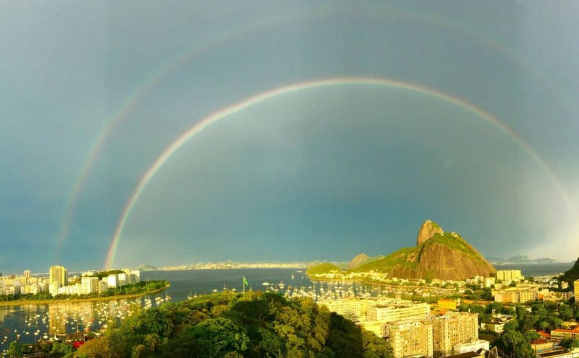 Chuva atinge Rio de Janeiro após calor de 39°C e cidade tem 'arco-íris duplo'