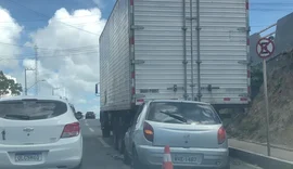 Veículo colide em caminhão e trânsito fica lento na Avenida Leste-Oeste, em Maceió