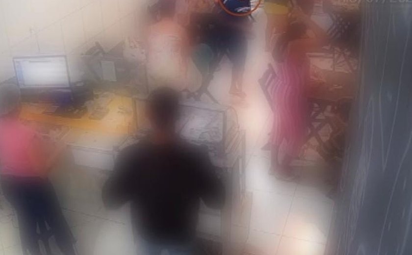 Bandido assalta pizzaria e foge após grito de menino autista