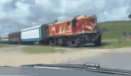 Trem colide em veículo de passeio em Satuba; ninguém fica ferido
