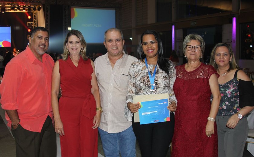 'Escola 10' homenageia destaques da educação de Alagoas em solenidade