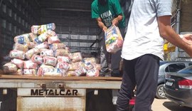 Quatro toneladas de alimentos são entregues aos ambulantes de Marechal Deodoro