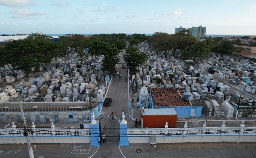 Famílias aguardam até 3 dias para sepultar parentes