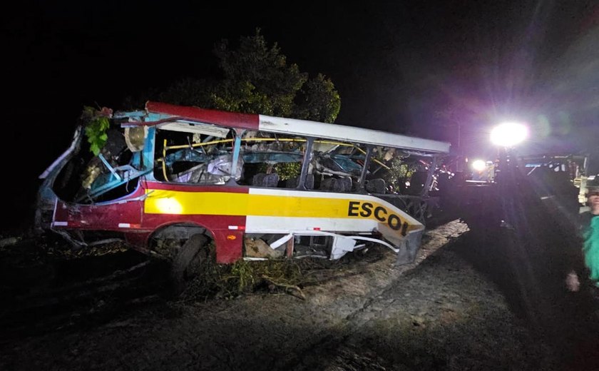 Concluída operação de retirada de ônibus que caiu na Serra da Barriga