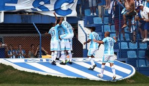 Avaí bate Atlético-PR e segue vivo na luta contra rebaixamento