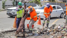 Prefeitura retira garrafas pet, botijão e outros objetos de galeria na Avenida Dona Constança