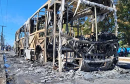 Ônibus é destruído por incêndio na Avenida Fernandes Lima