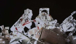China conduz a primeira caminhada espacial feminina de sua história