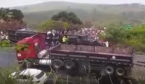 Carreta com carga de suco tomba e é saqueada no interior de Alagoas