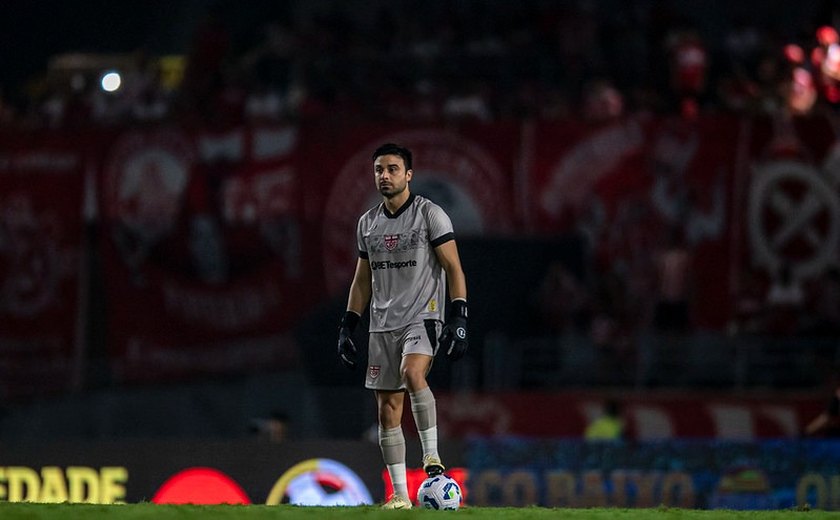 Em noite de Copa do Brasil, Matheus Albino completa 100 jogos pelo CRB