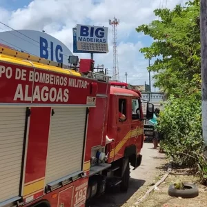 Após colisão poste de energia elétrica pega fogo na Avenida Durval de