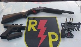 Pai e filho são presos pela Radiopatrulha com três armas de fogo em Riacho Doce