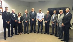 Renan acata pedidos de procuradores e melhorias na PGE