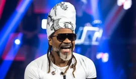 Carlinhos Brown interrompe coro de 'Fora, Bolsonaro' em show e é comparado a Elba Ramalho