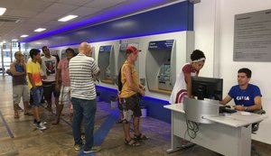 Bancos ampliam caixas compartilhados e clientes reclamam de cédulas