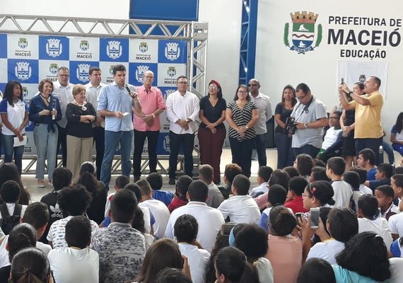 Prefeito entrega reforma de quadra poliesportiva de escola